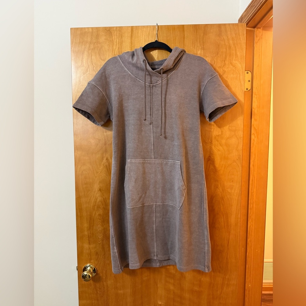 Toad &Co Epique Dress Short Sleeve Hooded Kangaroo Pocket Raisin NWT Medium
